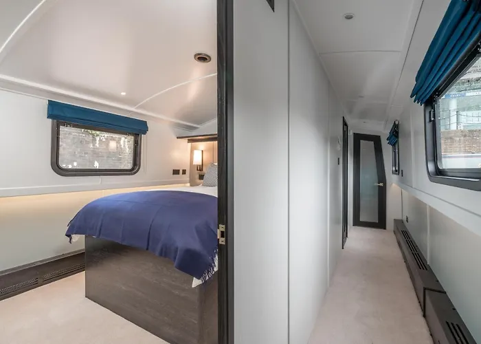 Elegant Houseboat Near Canary Wharf