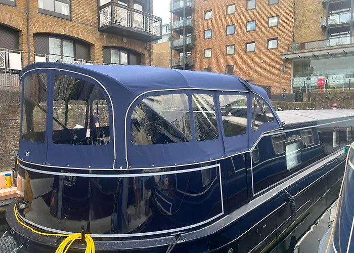 Elegant Houseboat Near Canary Wharf