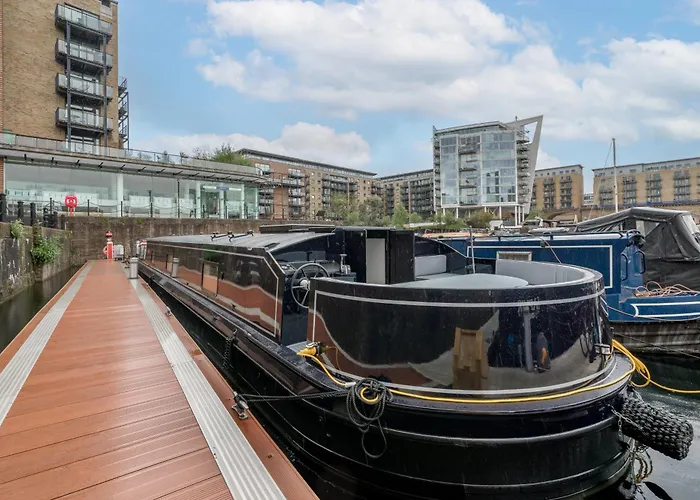 Elegant Houseboat Near Canary Wharf